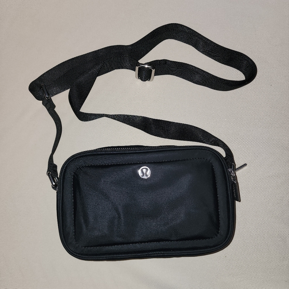 Lululemon Black Crossbody Camera Bag 2L